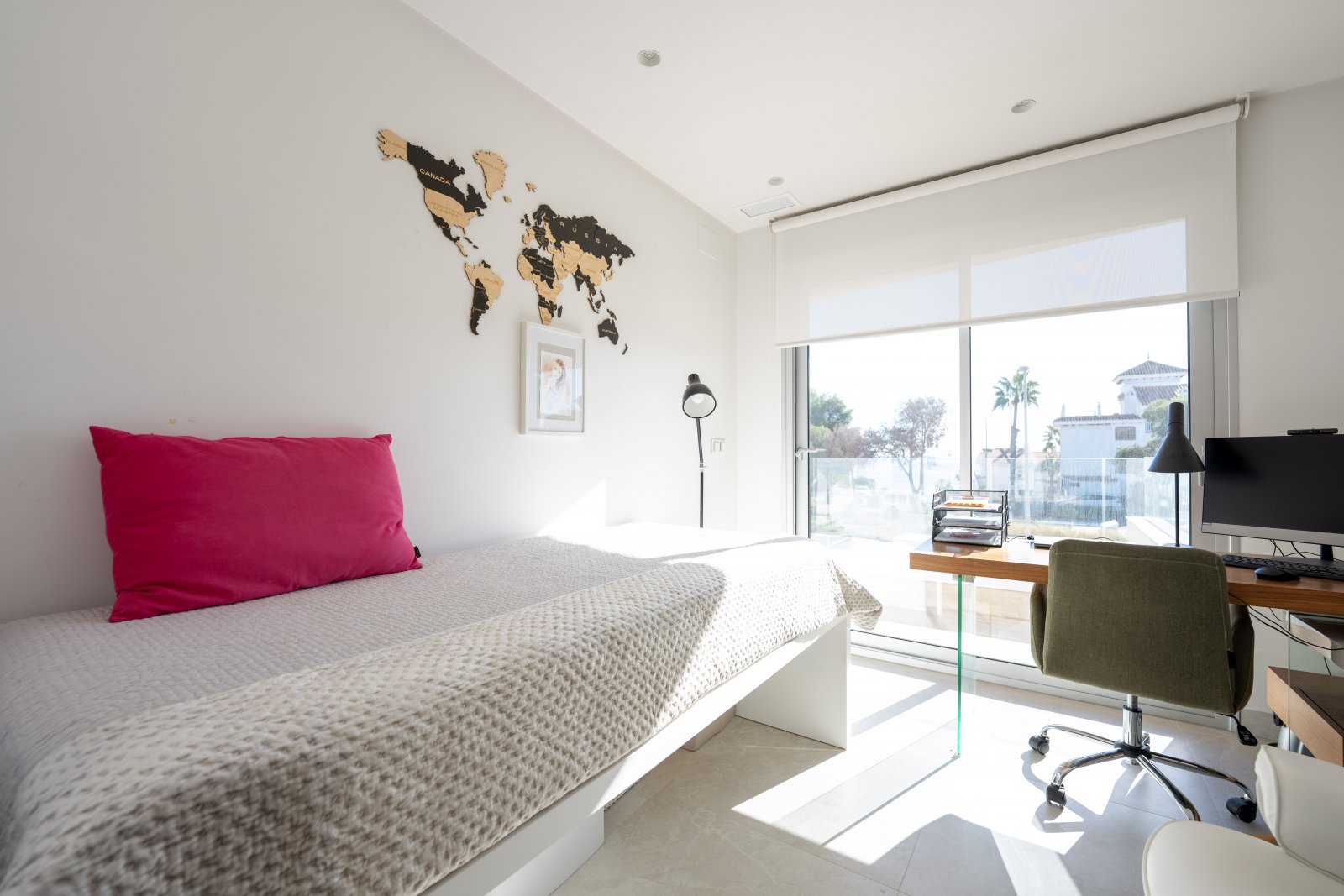 Discover this sumptuous contemporary villa, built in 2019, ideally located less than 200 meters from the sea in one of the most sought-after areas o