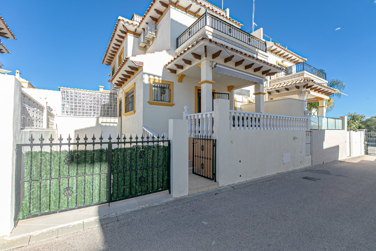 Wir präsentieren Ihnen dieses charmante, nach Süden ausgerichtete Doppelhaushälfte, gelegen in einer der begehrtesten Lagen der Costa Blanca, zwische