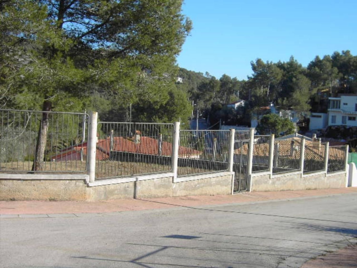 Schönes, flaches Grundstück von 1242 m2, bereits eingezäunt und bereit für den Bau Ihres Traumhauses. Gelegen im Garraf-Park, wo Sie sehr ruhig le
