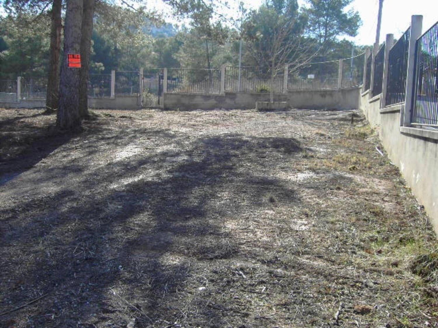 Schönes, flaches Grundstück von 1242 m2, bereits eingezäunt und bereit für den Bau Ihres Traumhauses. Gelegen im Garraf-Park, wo Sie sehr ruhig le