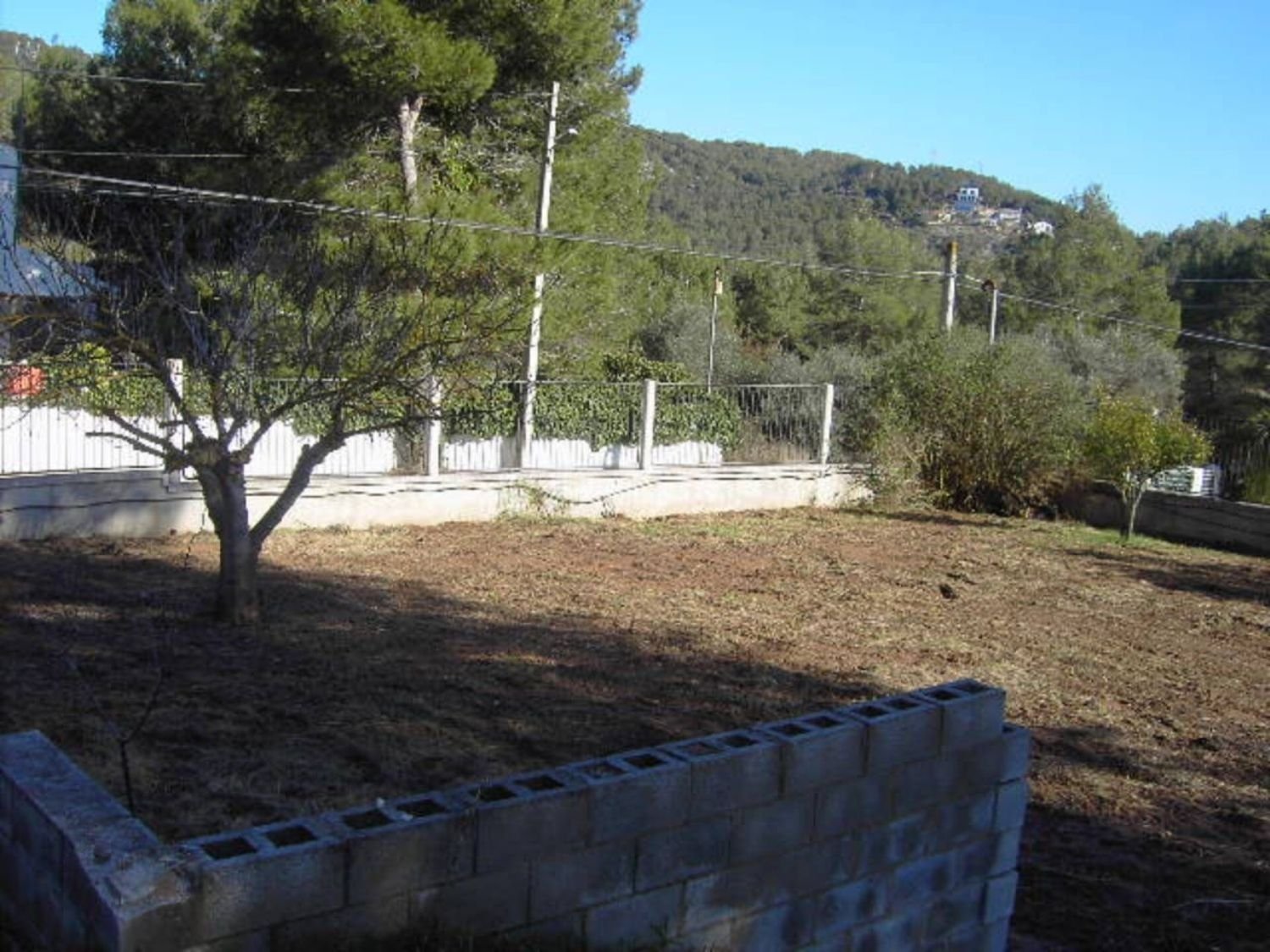 Schönes, flaches Grundstück von 1242 m2, bereits eingezäunt und bereit für den Bau Ihres Traumhauses. Gelegen im Garraf-Park, wo Sie sehr ruhig le