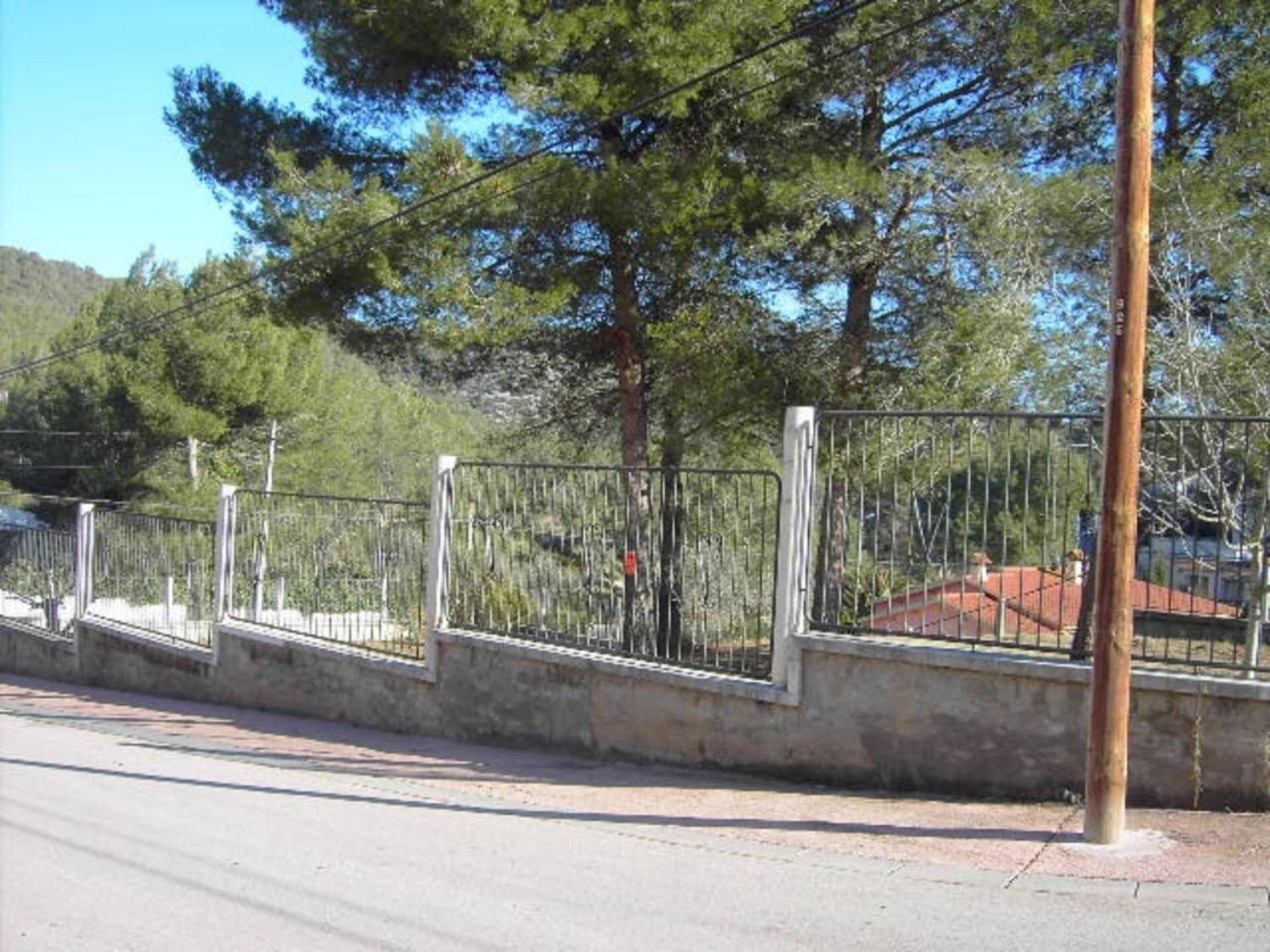 Schönes, flaches Grundstück von 1242 m2, bereits eingezäunt und bereit für den Bau Ihres Traumhauses. Gelegen im Garraf-Park, wo Sie sehr ruhig le