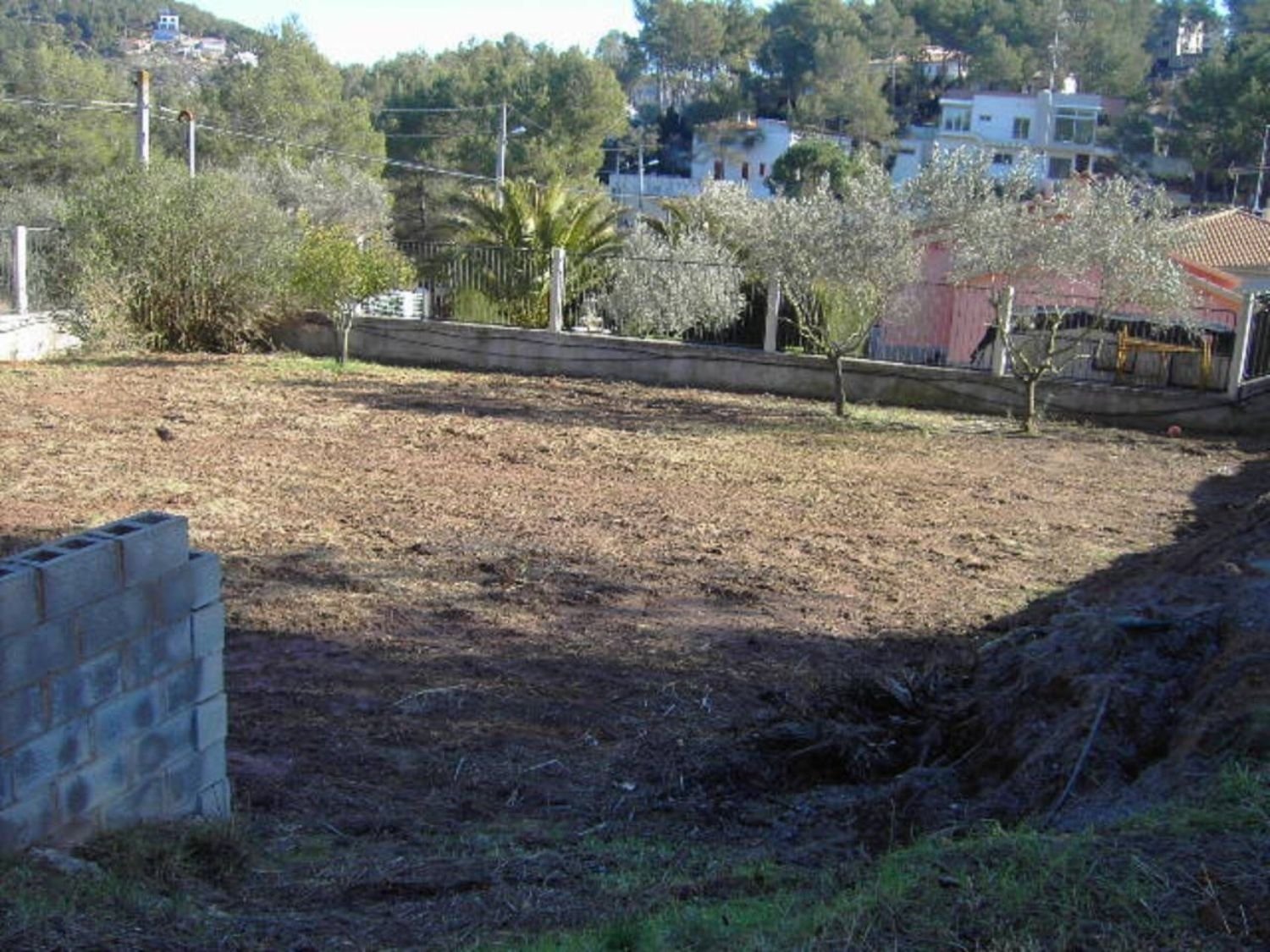 Schönes, flaches Grundstück von 1242 m2, bereits eingezäunt und bereit für den Bau Ihres Traumhauses. Gelegen im Garraf-Park, wo Sie sehr ruhig le