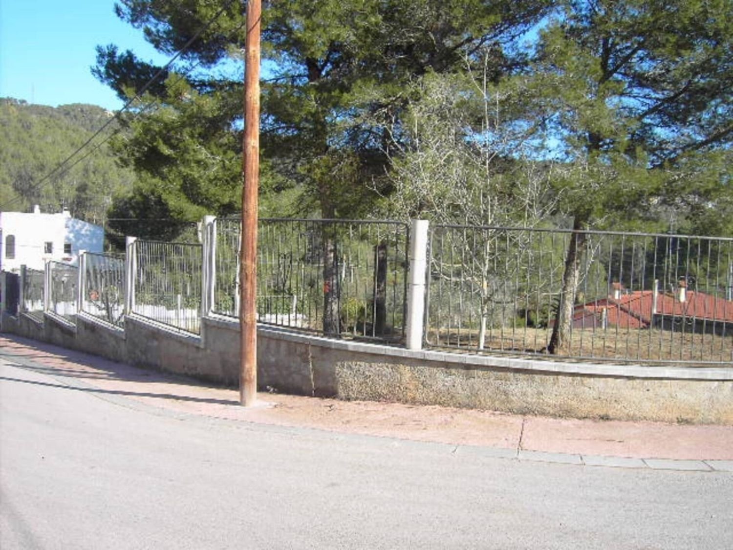Schönes, flaches Grundstück von 1242 m2, bereits eingezäunt und bereit für den Bau Ihres Traumhauses. Gelegen im Garraf-Park, wo Sie sehr ruhig le