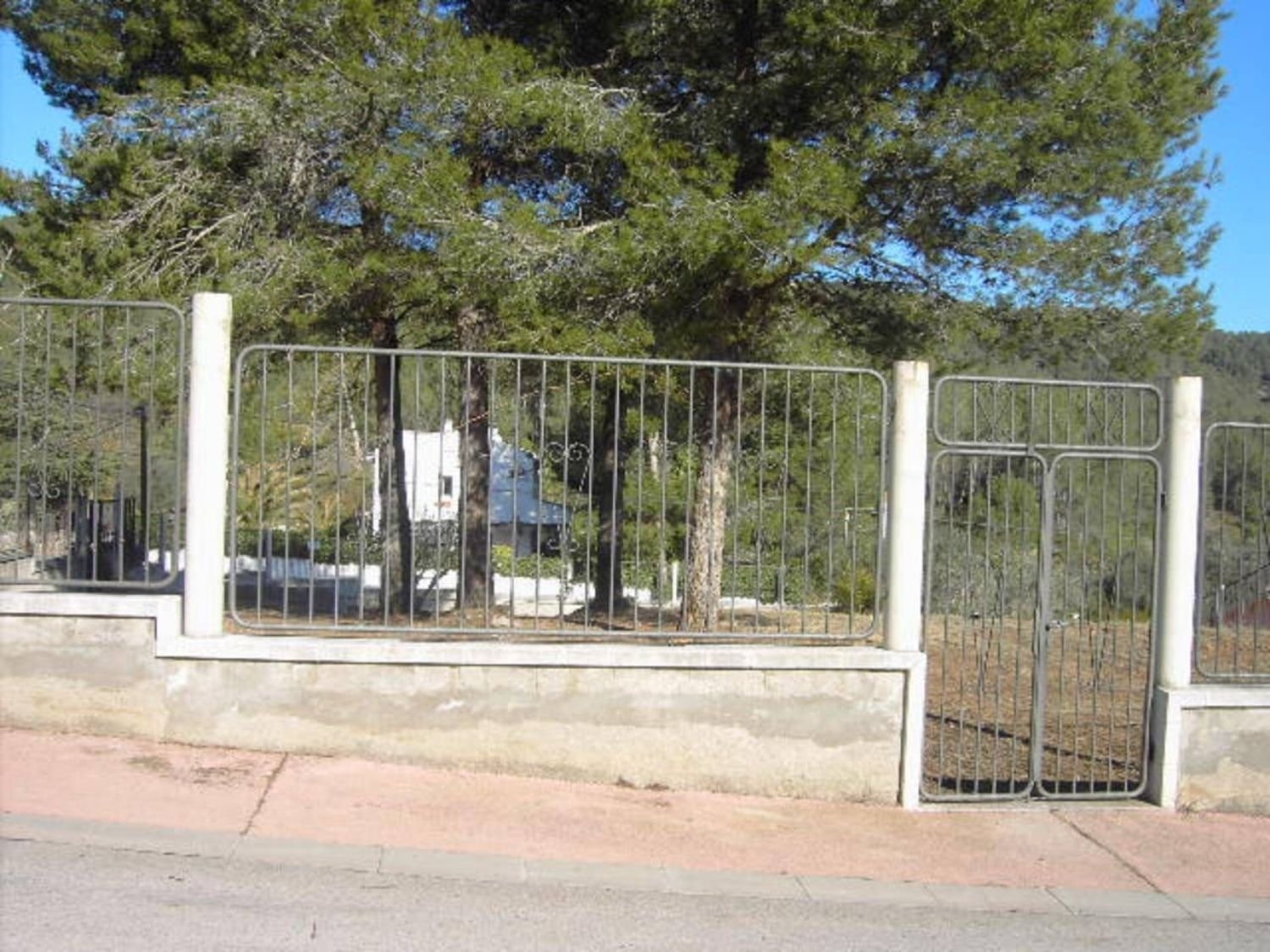 Schönes, flaches Grundstück von 1242 m2, bereits eingezäunt und bereit für den Bau Ihres Traumhauses. Gelegen im Garraf-Park, wo Sie sehr ruhig le
