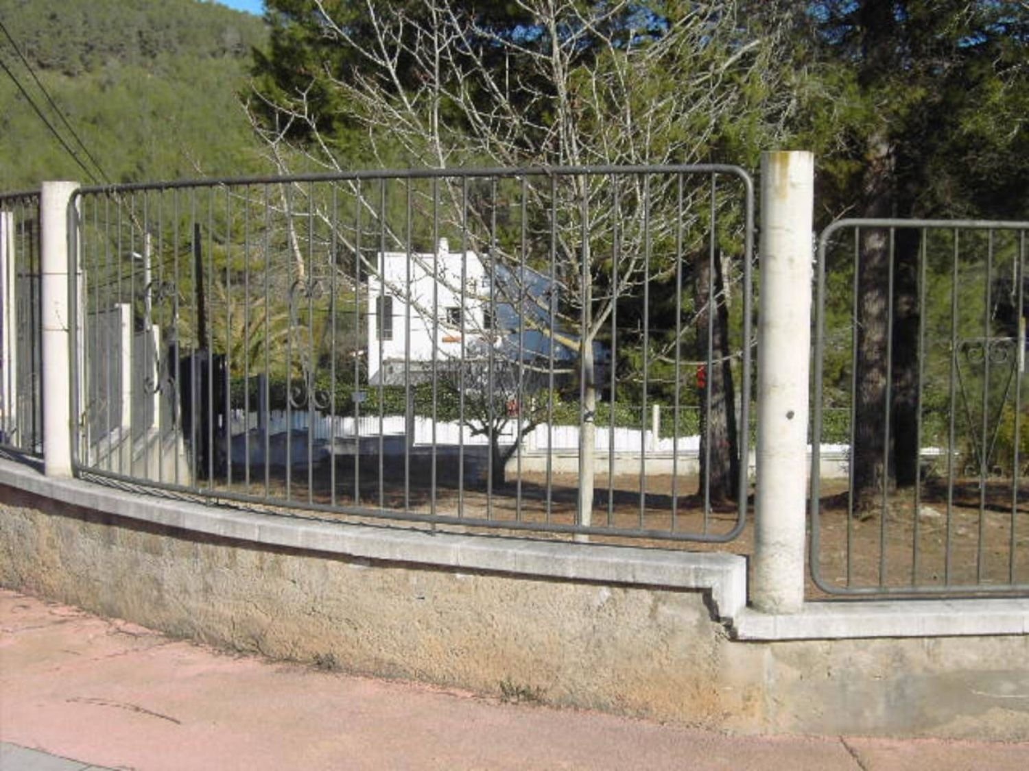 Schönes, flaches Grundstück von 1242 m2, bereits eingezäunt und bereit für den Bau Ihres Traumhauses. Gelegen im Garraf-Park, wo Sie sehr ruhig le