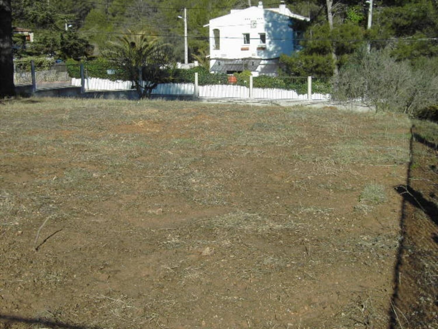 Schönes, flaches Grundstück von 1242 m2, bereits eingezäunt und bereit für den Bau Ihres Traumhauses. Gelegen im Garraf-Park, wo Sie sehr ruhig le