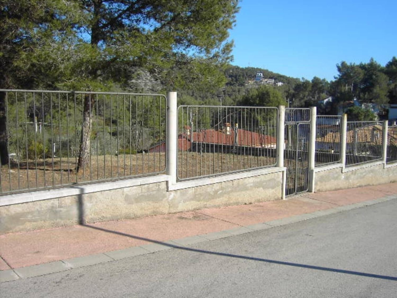 Schönes, flaches Grundstück von 1242 m2, bereits eingezäunt und bereit für den Bau Ihres Traumhauses. Gelegen im Garraf-Park, wo Sie sehr ruhig le