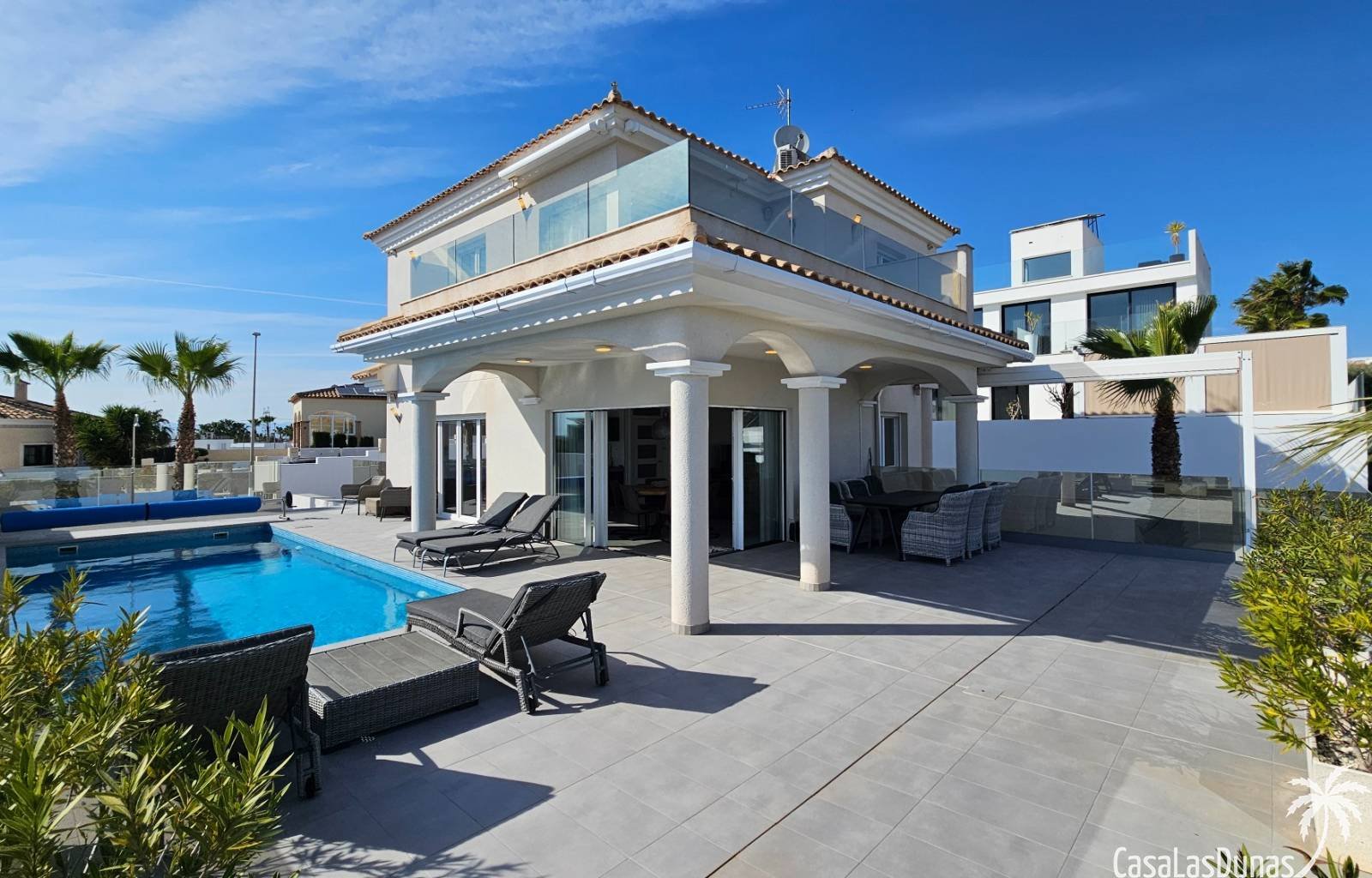 La Marina:  Diese prächtige Villa ist eine wahre Oase der Ruhe im Dorf La Marina an der sonnigen Costa Blanca. Auf drei Ebenen bietet dieses Anwesen die perfekte 