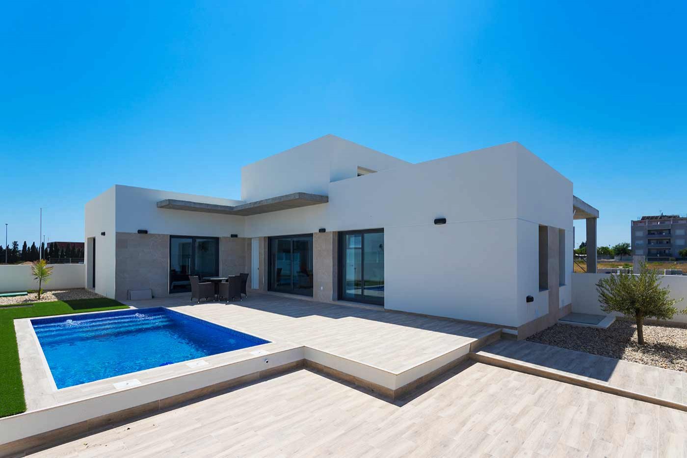 Es ist die perfekte Kombination aus einem ruhigen und komfortablen Landleben und den pulsierenden Küstengebieten der Costa Blanca. Die Anlage wurde m