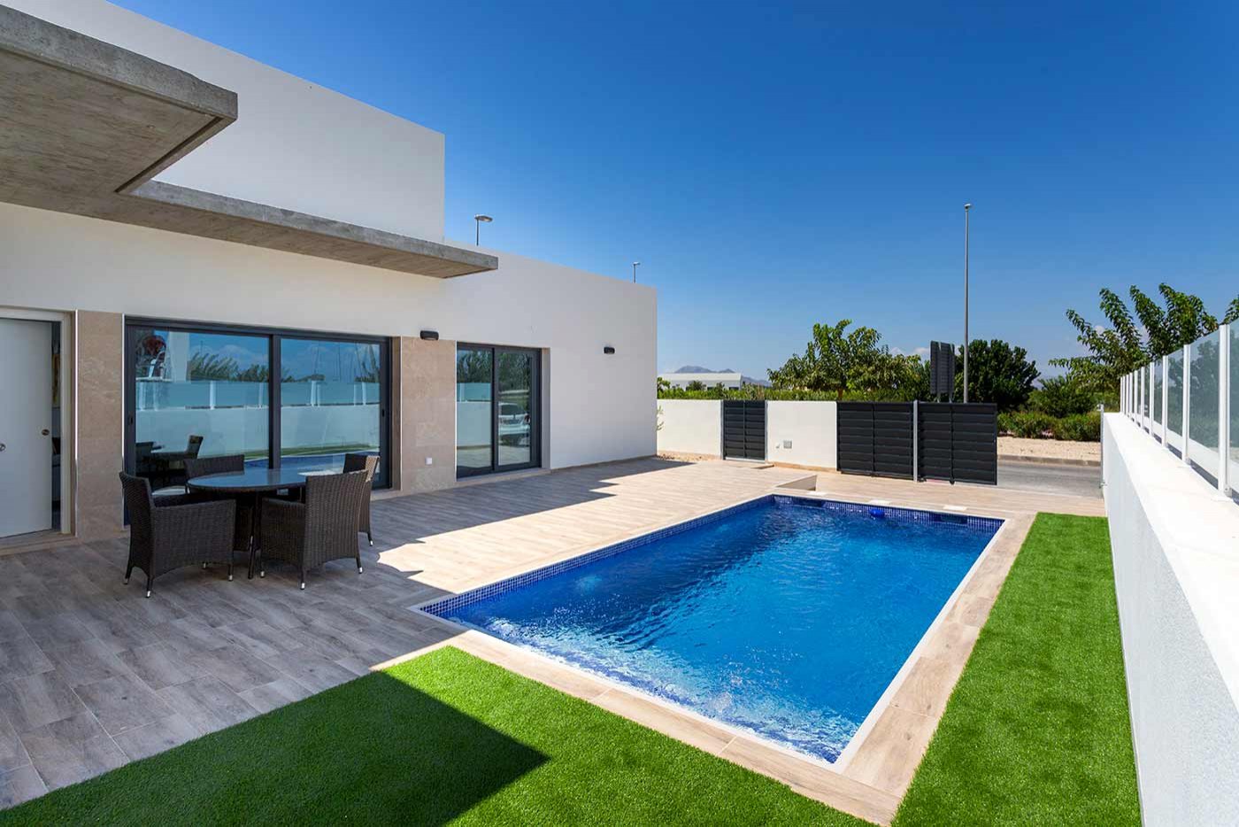 Es ist die perfekte Kombination aus einem ruhigen und komfortablen Landleben und den pulsierenden Küstengebieten der Costa Blanca. Die Anlage wurde m
