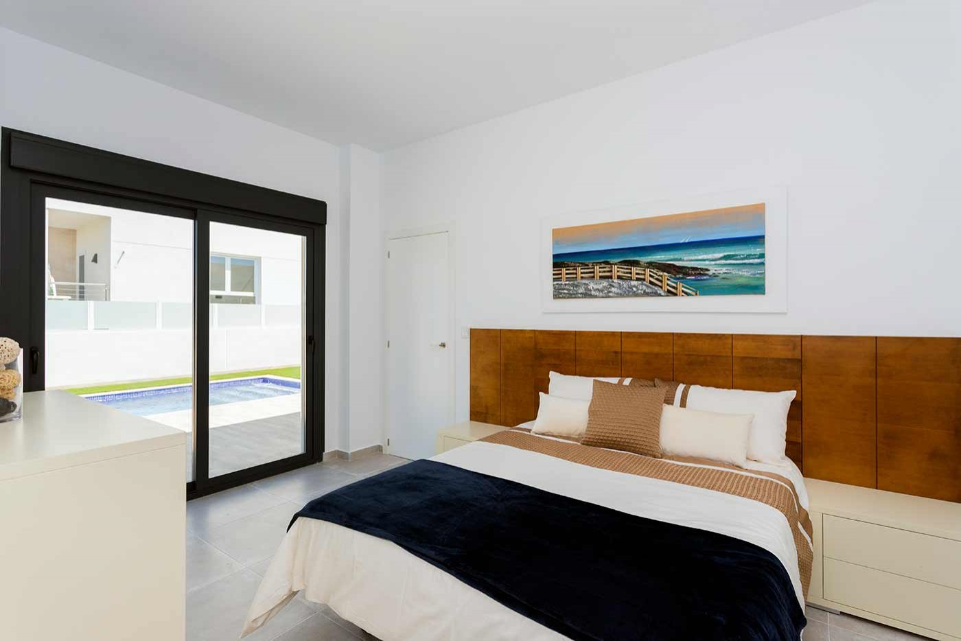 Es ist die perfekte Kombination aus einem ruhigen und komfortablen Landleben und den pulsierenden Küstengebieten der Costa Blanca. Die Anlage wurde m