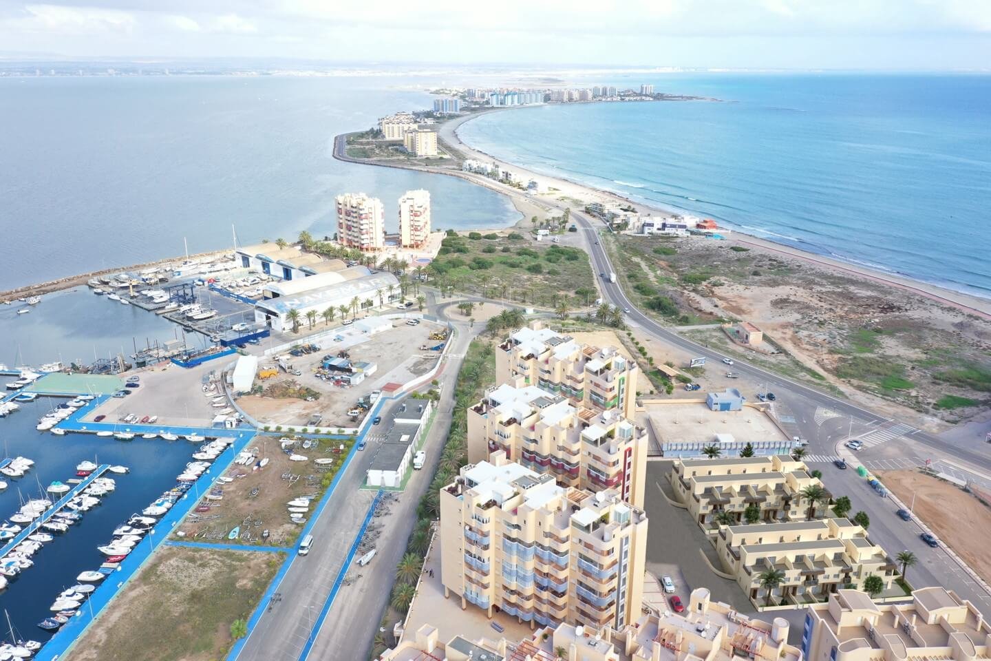 In der exklusiven Gegend von La Manga del Mar Menor gelegen, bietet diese Wohnanlage eine einzigartige Gelegenheit, das Leben am Meer zu genießen. Mi