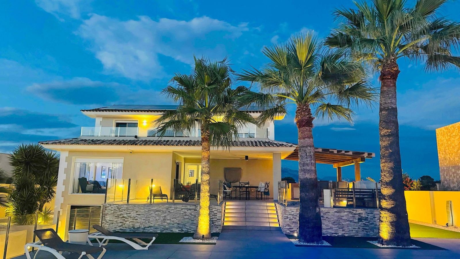Located in the peaceful and highly sought-after area of Pueblo–Urbanizaciones, Alfaz del Pi, this stunning villa offers the perfect balance of tranq