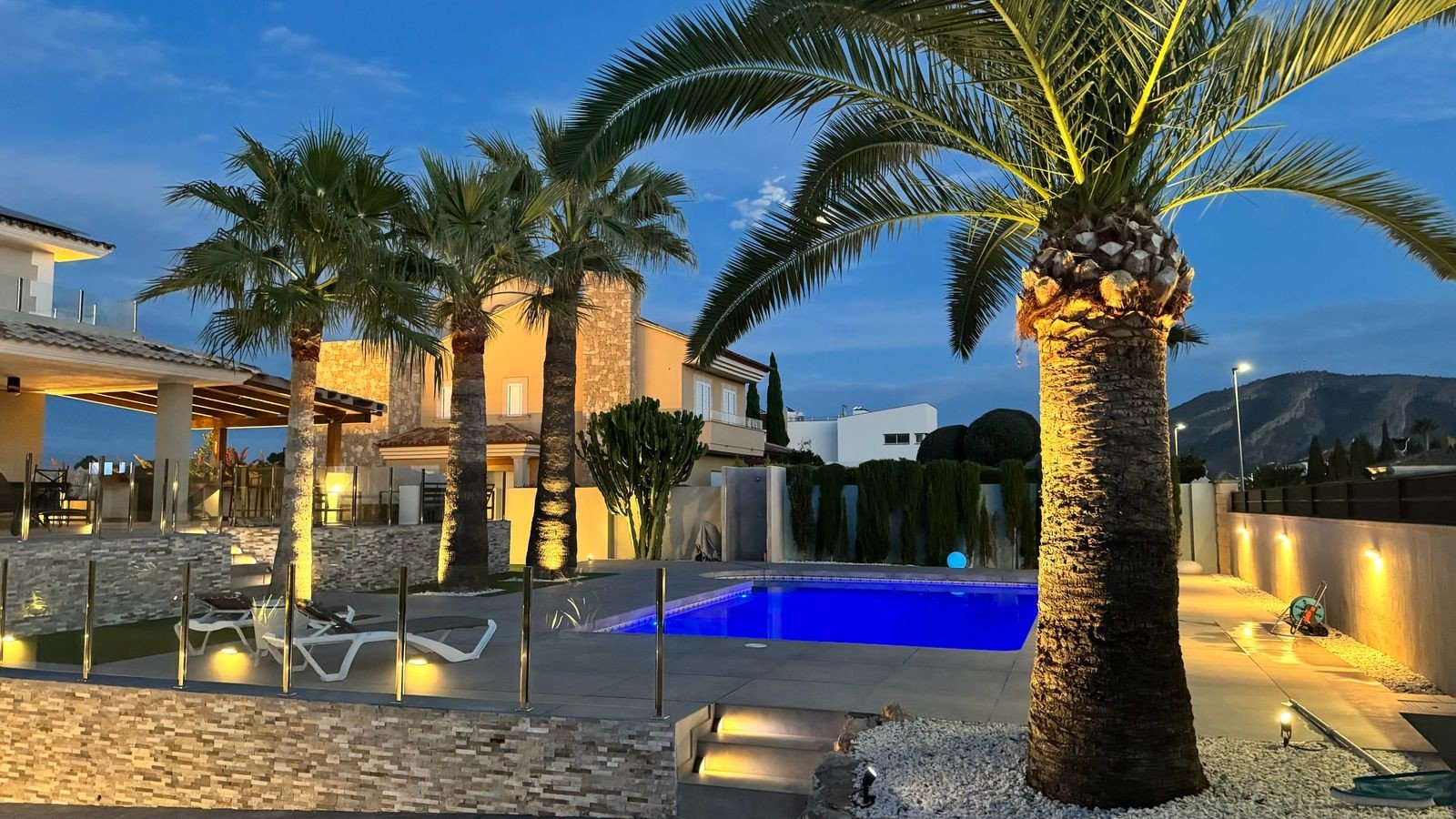 Located in the peaceful and highly sought-after area of Pueblo–Urbanizaciones, Alfaz del Pi, this stunning villa offers the perfect balance of tranq
