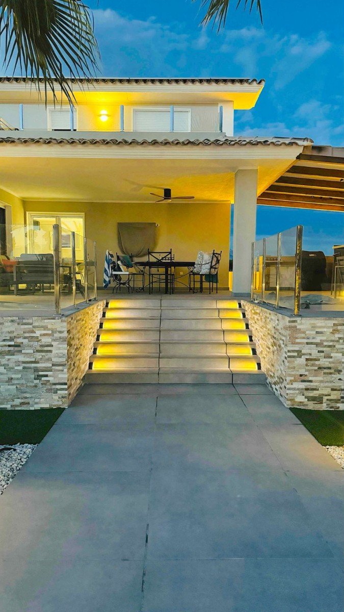 Located in the peaceful and highly sought-after area of Pueblo–Urbanizaciones, Alfaz del Pi, this stunning villa offers the perfect balance of tranq