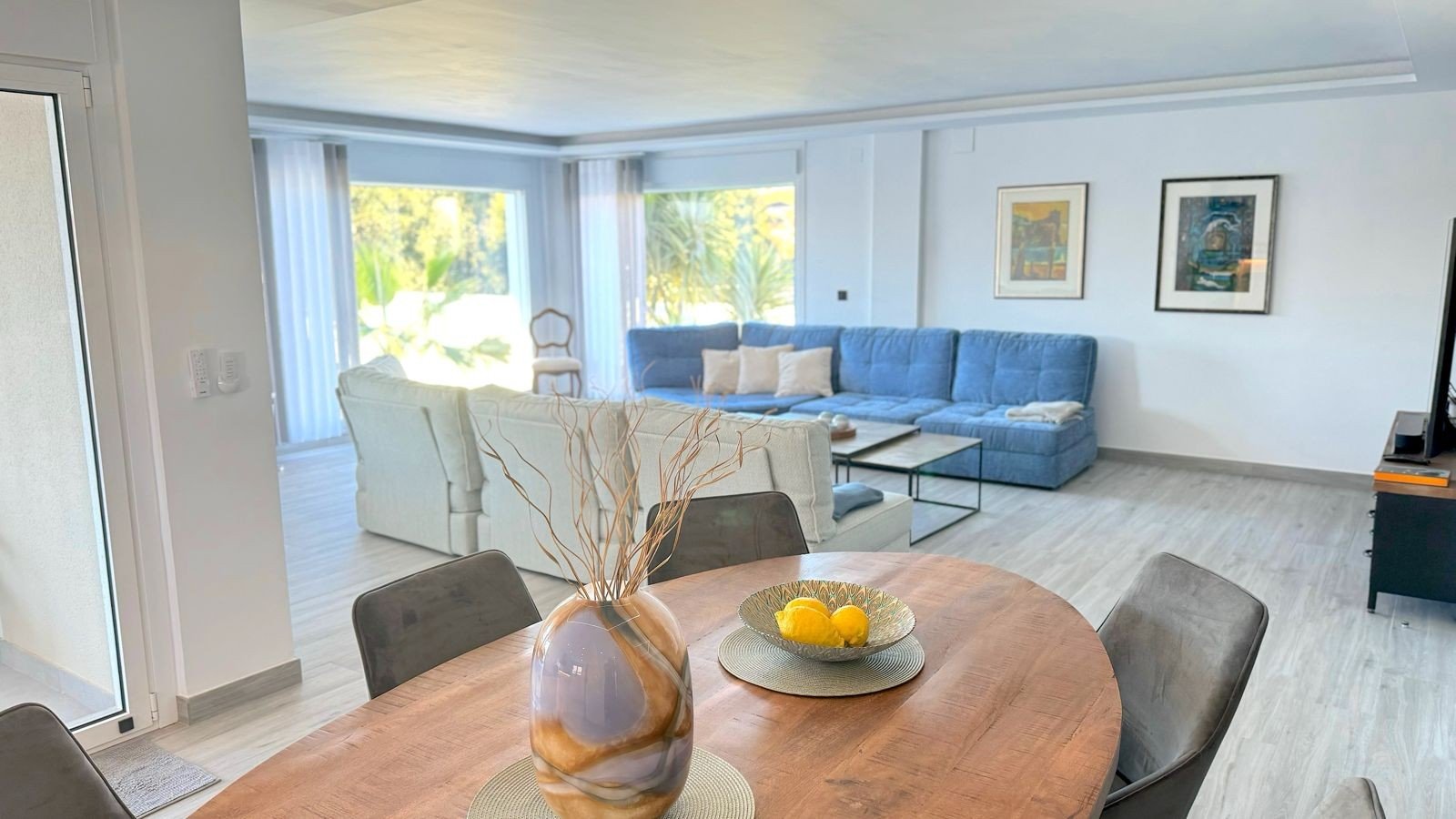 Located in the peaceful and highly sought-after area of Pueblo–Urbanizaciones, Alfaz del Pi, this stunning villa offers the perfect balance of tranq