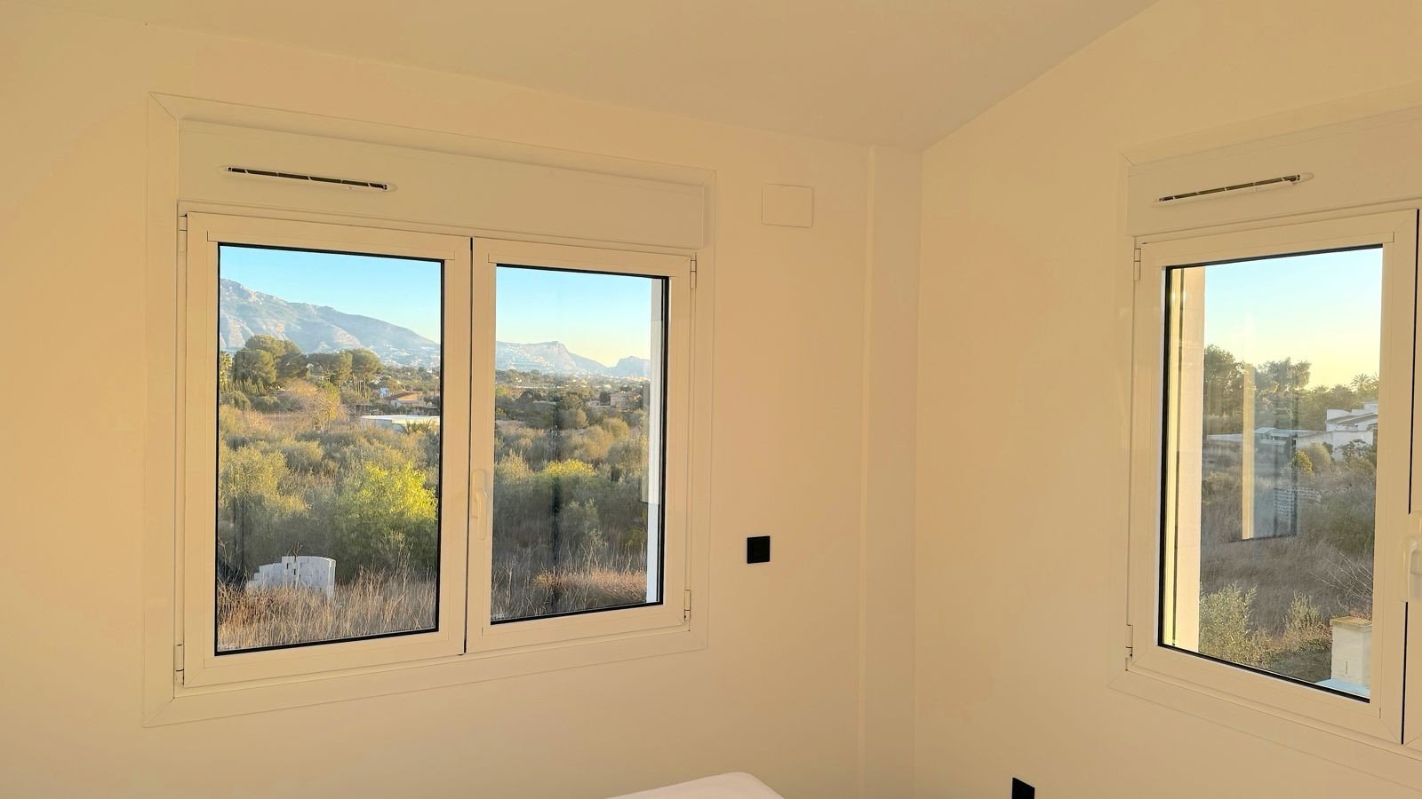 Located in the peaceful and highly sought-after area of Pueblo–Urbanizaciones, Alfaz del Pi, this stunning villa offers the perfect balance of tranq