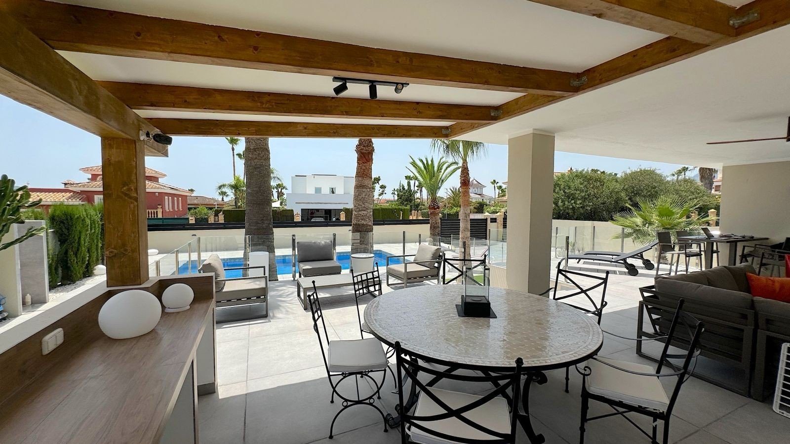 Located in the peaceful and highly sought-after area of Pueblo–Urbanizaciones, Alfaz del Pi, this stunning villa offers the perfect balance of tranq