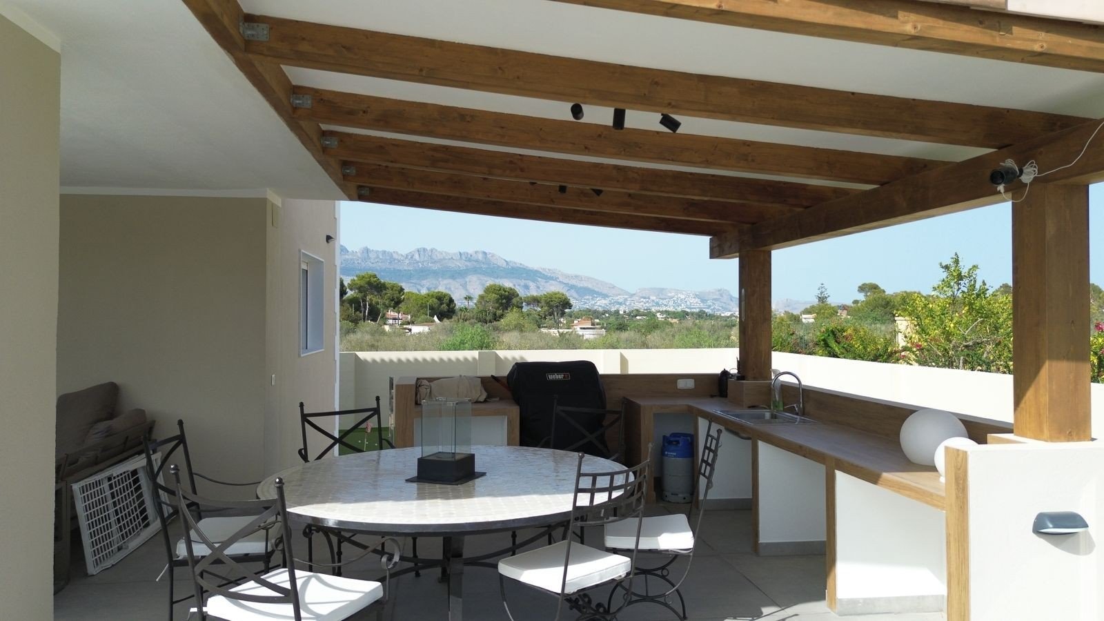 Located in the peaceful and highly sought-after area of Pueblo–Urbanizaciones, Alfaz del Pi, this stunning villa offers the perfect balance of tranq