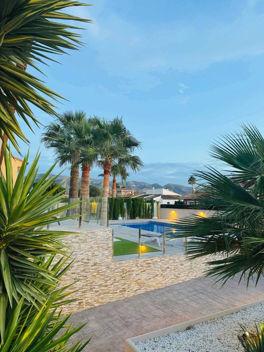 Located in the peaceful and highly sought-after area of Pueblo–Urbanizaciones, Alfaz del Pi, this stunning villa offers the perfect balance of tranq