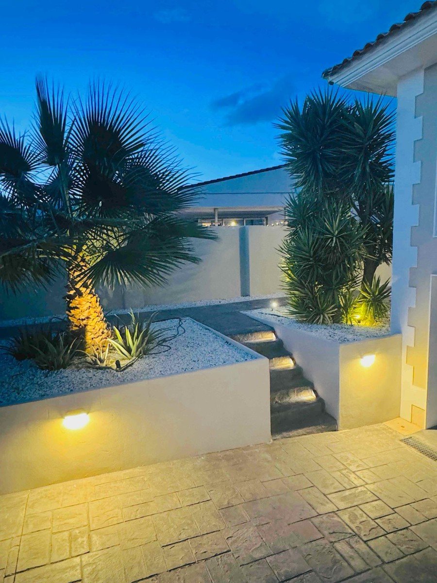 Located in the peaceful and highly sought-after area of Pueblo–Urbanizaciones, Alfaz del Pi, this stunning villa offers the perfect balance of tranq