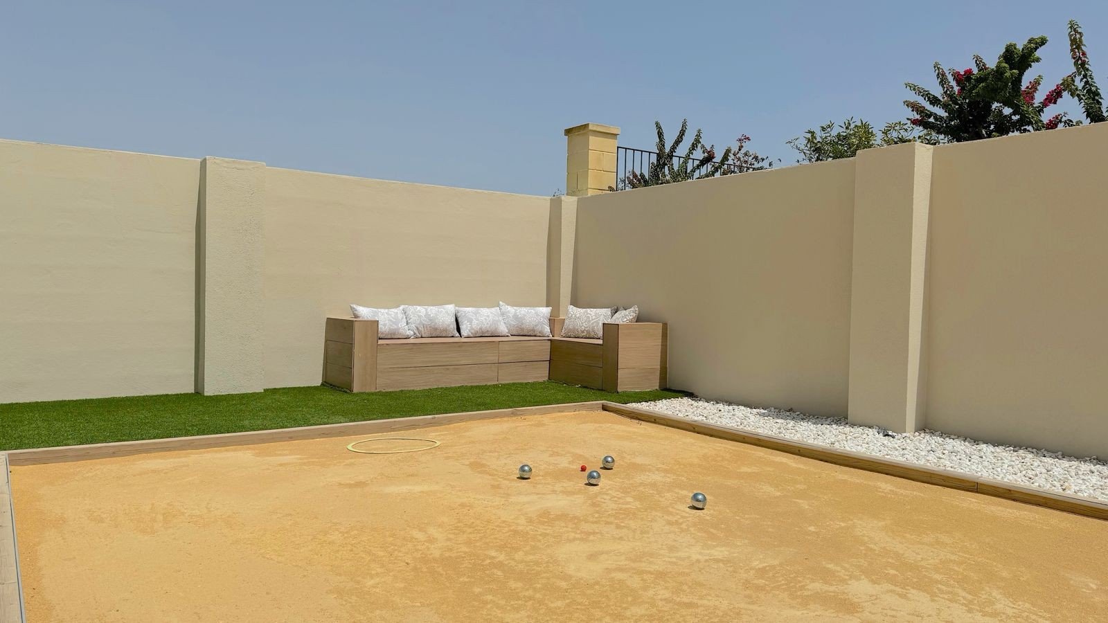 Located in the peaceful and highly sought-after area of Pueblo–Urbanizaciones, Alfaz del Pi, this stunning villa offers the perfect balance of tranq