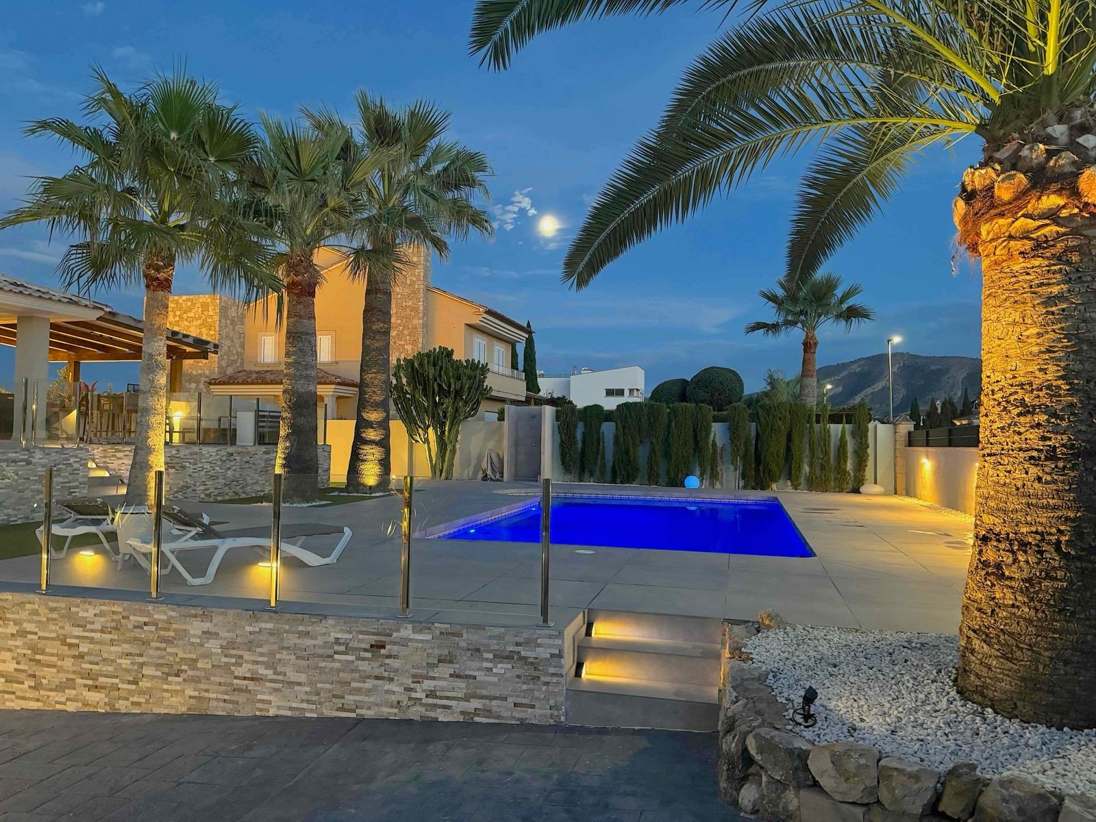 Located in the peaceful and highly sought-after area of Pueblo–Urbanizaciones, Alfaz del Pi, this stunning villa offers the perfect balance of tranq