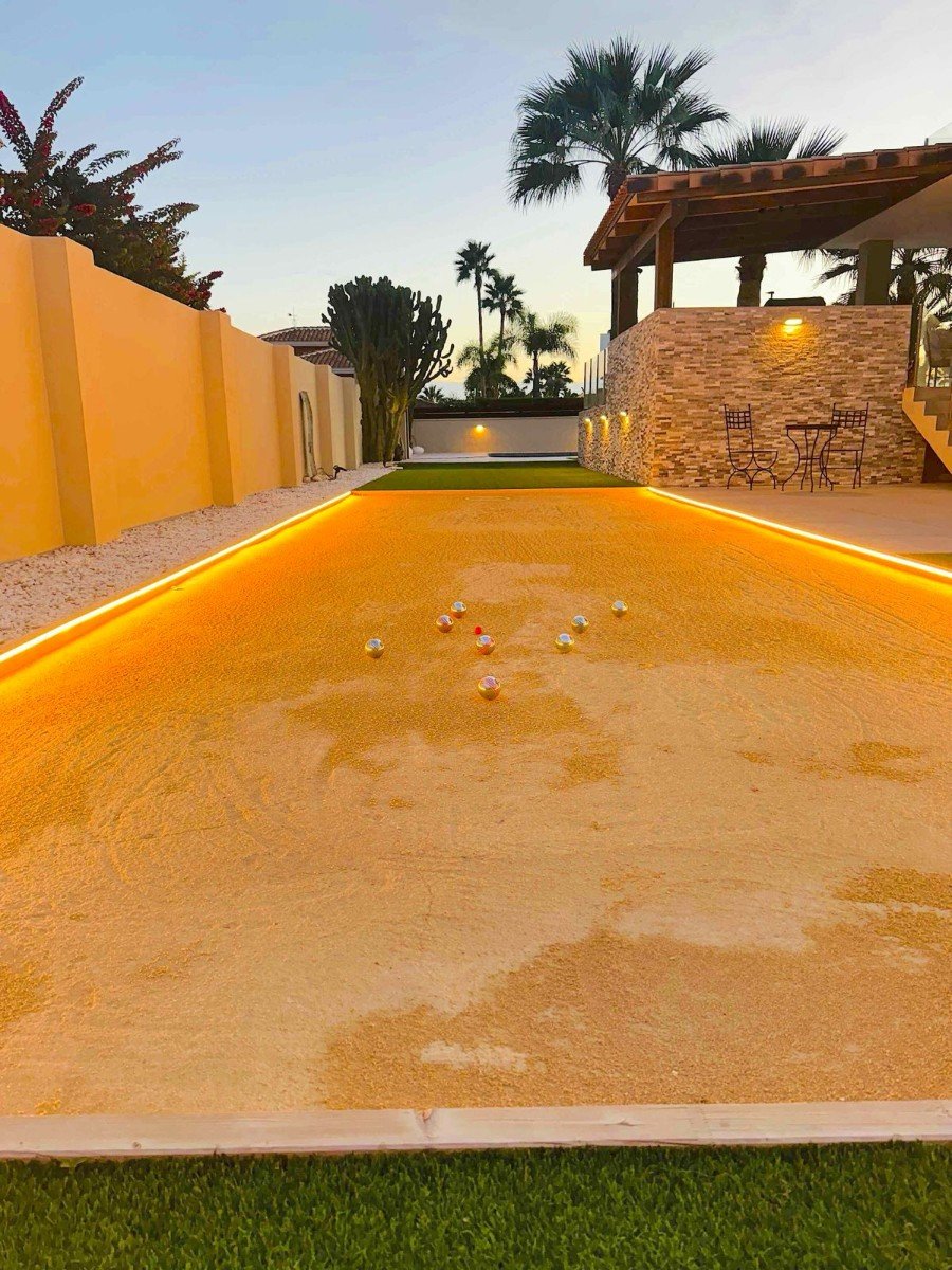 Located in the peaceful and highly sought-after area of Pueblo–Urbanizaciones, Alfaz del Pi, this stunning villa offers the perfect balance of tranq