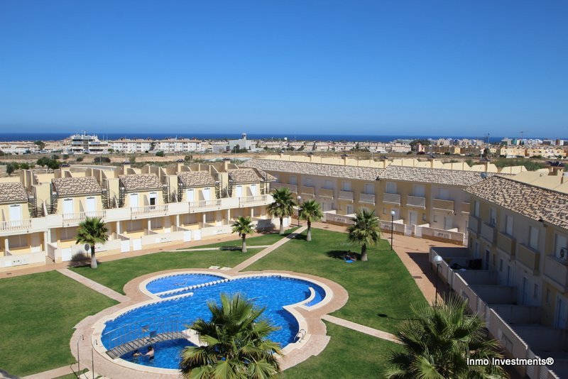 Lomas de Cabo Roig:  Super sonniges Reihenhaus mit zwei Ausrichtungen, gelegen in einer ruhigen und friedlichen Wohnanlage in Lomas de Cabo Roig. Die Immobilie umfasst 2  