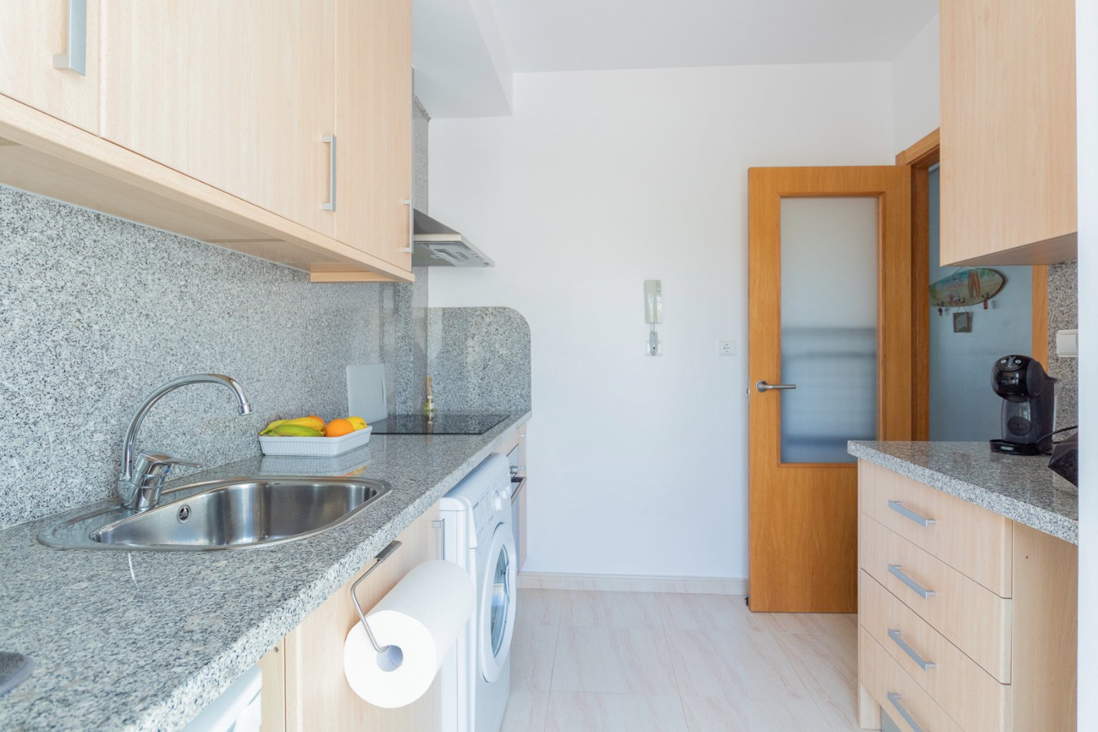 Super sonniges Reihenhaus mit zwei Ausrichtungen, gelegen in einer ruhigen und friedlichen Wohnanlage in Lomas de Cabo Roig. Die Immobilie umfasst 2