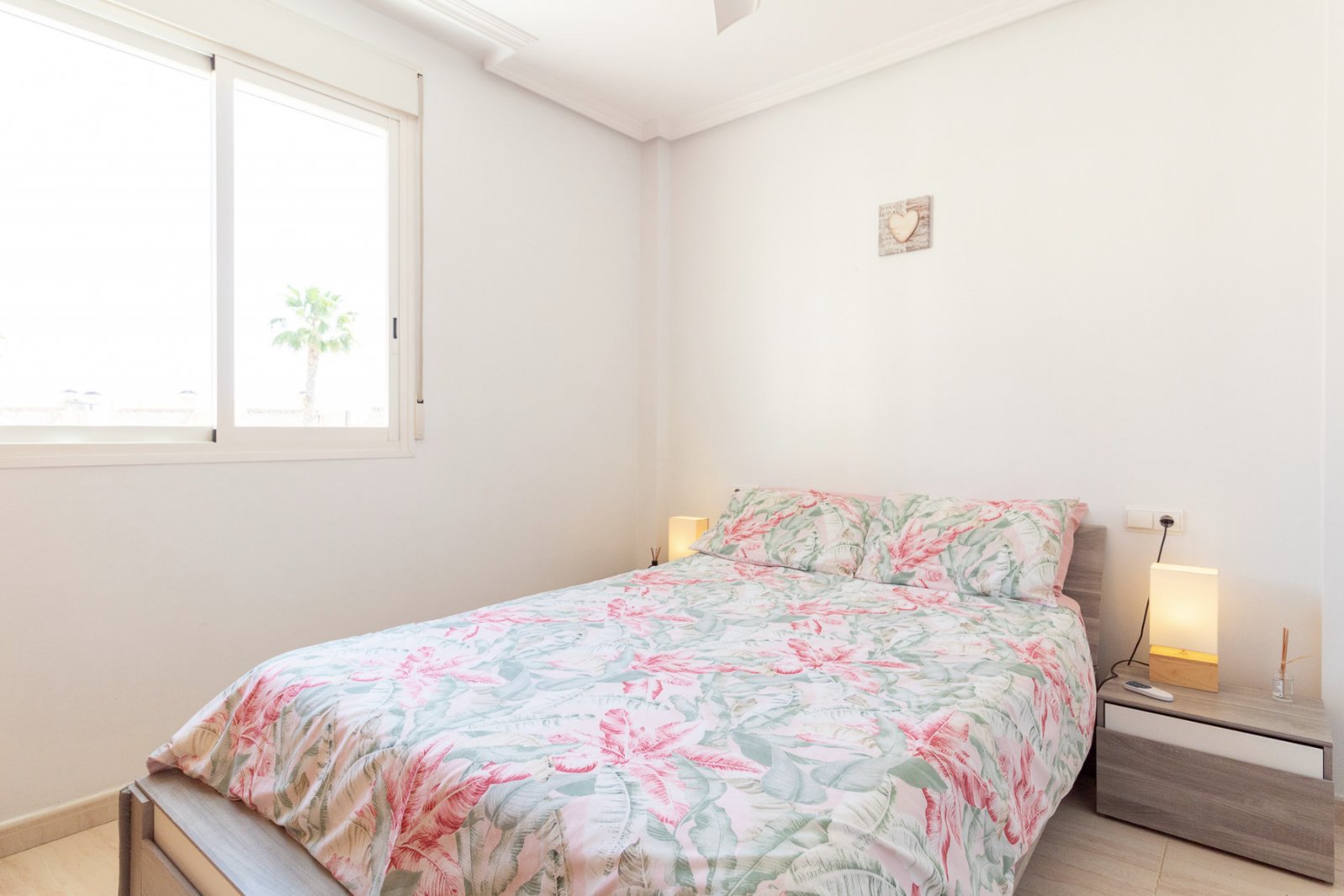 Super sonniges Reihenhaus mit zwei Ausrichtungen, gelegen in einer ruhigen und friedlichen Wohnanlage in Lomas de Cabo Roig. Die Immobilie umfasst 2