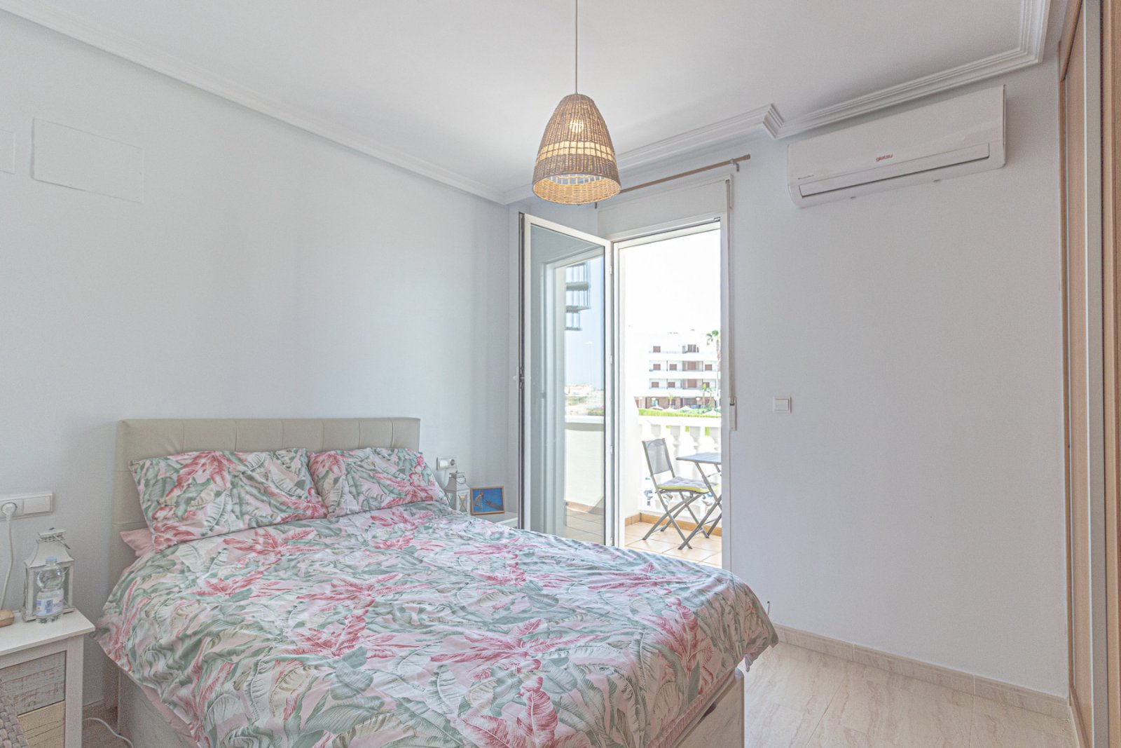 Super sonniges Reihenhaus mit zwei Ausrichtungen, gelegen in einer ruhigen und friedlichen Wohnanlage in Lomas de Cabo Roig. Die Immobilie umfasst 2