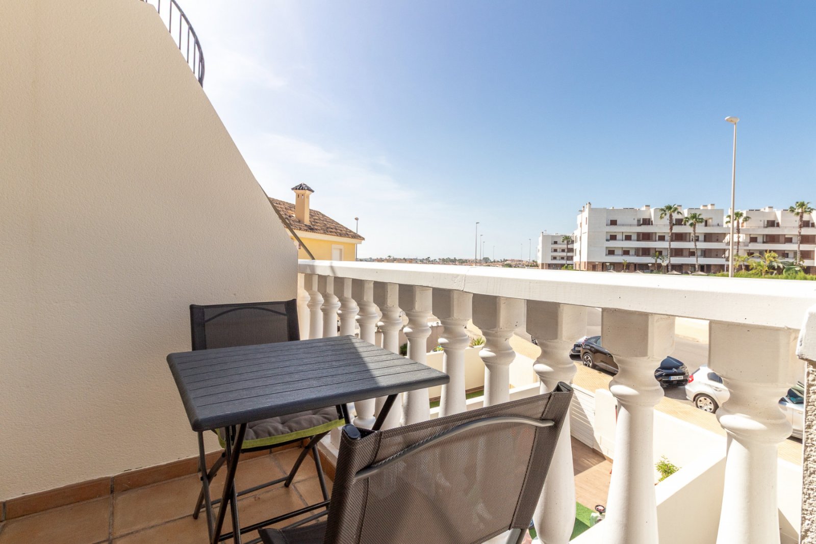Super sonniges Reihenhaus mit zwei Ausrichtungen, gelegen in einer ruhigen und friedlichen Wohnanlage in Lomas de Cabo Roig. Die Immobilie umfasst 2