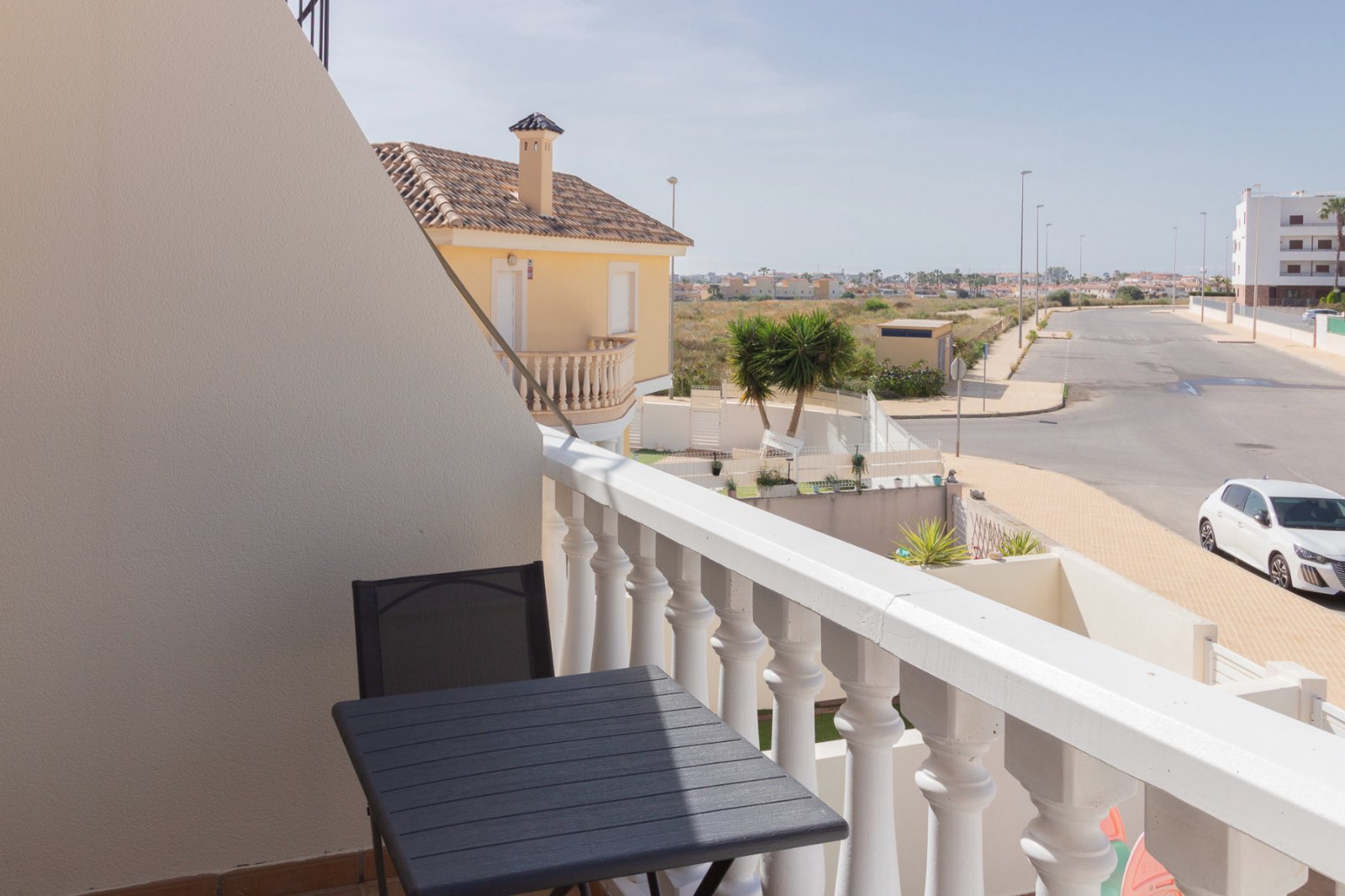 Super sonniges Reihenhaus mit zwei Ausrichtungen, gelegen in einer ruhigen und friedlichen Wohnanlage in Lomas de Cabo Roig. Die Immobilie umfasst 2
