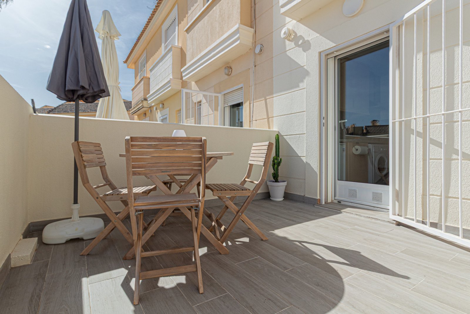 Super sonniges Reihenhaus mit zwei Ausrichtungen, gelegen in einer ruhigen und friedlichen Wohnanlage in Lomas de Cabo Roig. Die Immobilie umfasst 2