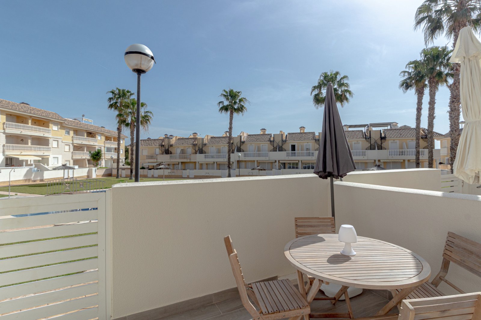 Super sonniges Reihenhaus mit zwei Ausrichtungen, gelegen in einer ruhigen und friedlichen Wohnanlage in Lomas de Cabo Roig. Die Immobilie umfasst 2