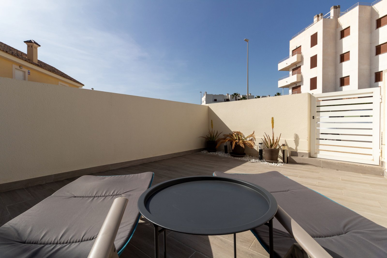 Super sonniges Reihenhaus mit zwei Ausrichtungen, gelegen in einer ruhigen und friedlichen Wohnanlage in Lomas de Cabo Roig. Die Immobilie umfasst 2
