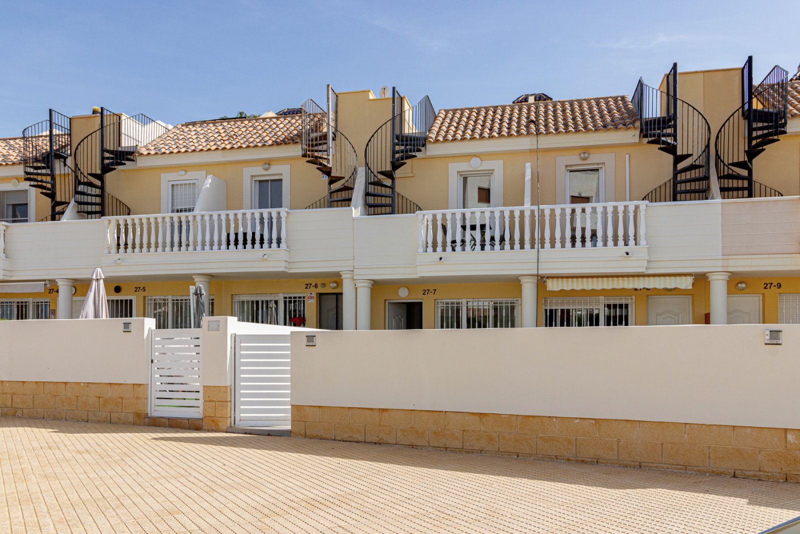 Super sonniges Reihenhaus mit zwei Ausrichtungen, gelegen in einer ruhigen und friedlichen Wohnanlage in Lomas de Cabo Roig. Die Immobilie umfasst 2