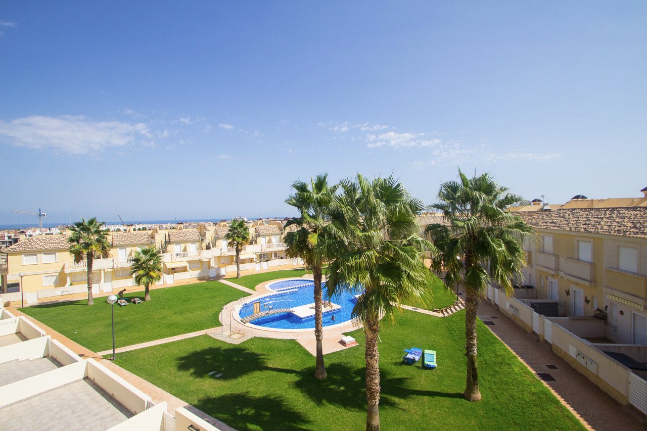 Super sonniges Reihenhaus mit zwei Ausrichtungen, gelegen in einer ruhigen und friedlichen Wohnanlage in Lomas de Cabo Roig. Die Immobilie umfasst 2
