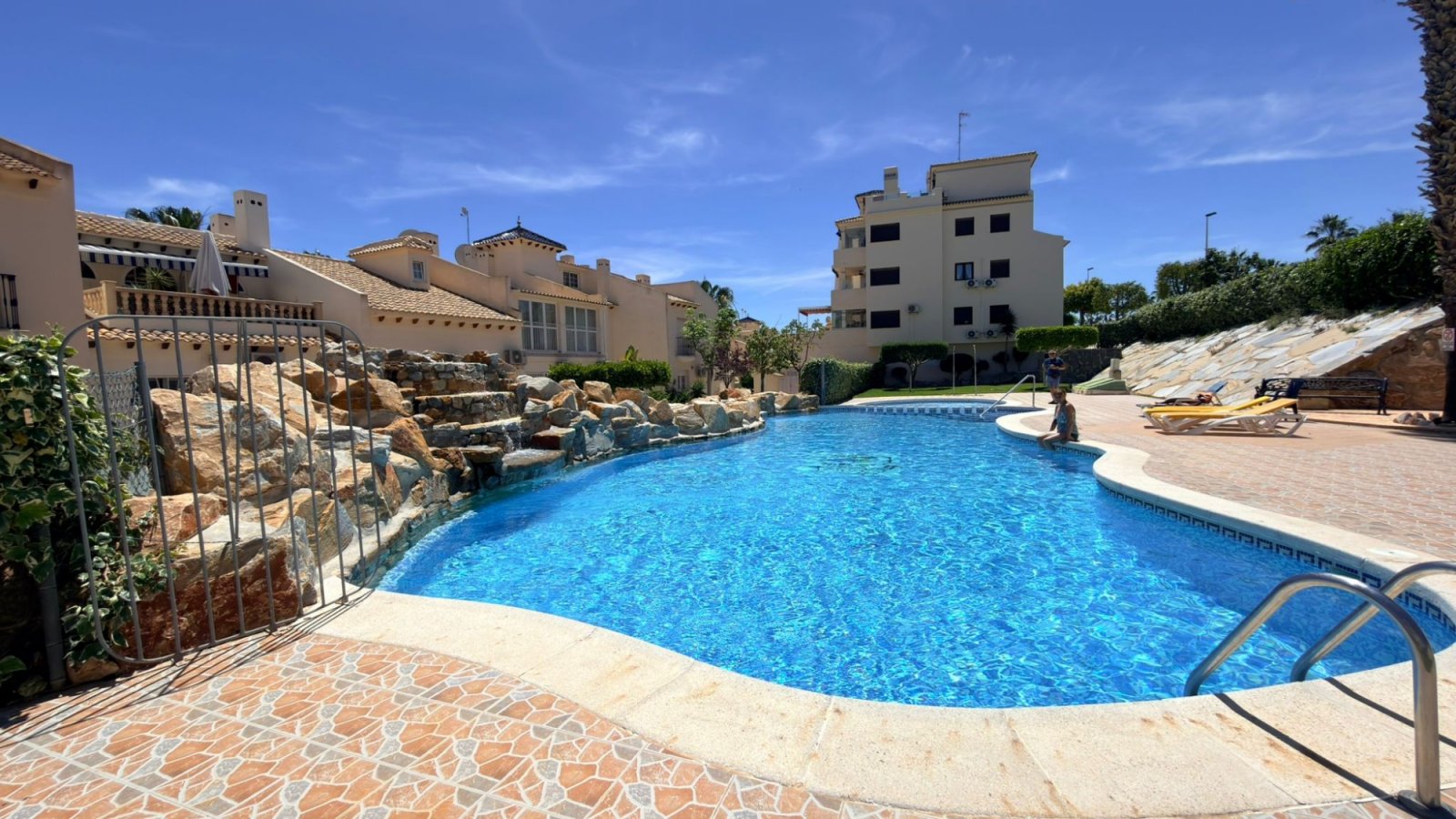 This stylish townhouse with 2 bedrooms and 3 bathrooms is located in the exclusive Las Ramblas golf resort, one of the most sought-after locations o