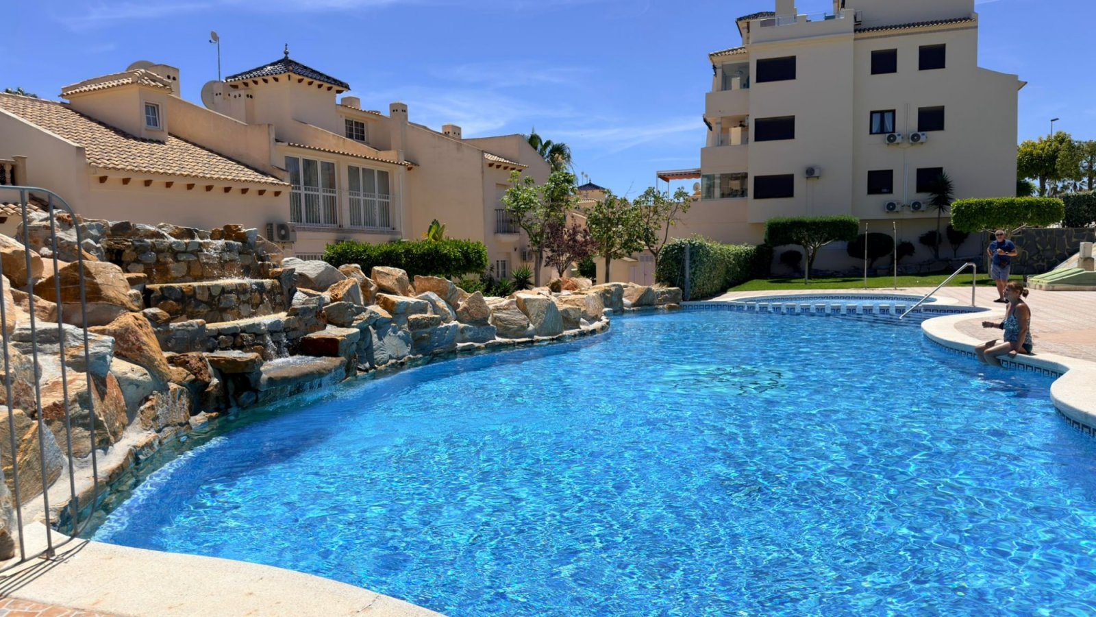 This stylish townhouse with 2 bedrooms and 3 bathrooms is located in the exclusive Las Ramblas golf resort, one of the most sought-after locations o