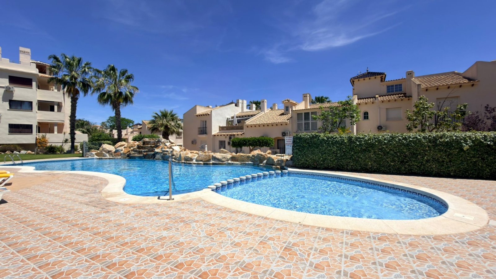 This stylish townhouse with 2 bedrooms and 3 bathrooms is located in the exclusive Las Ramblas golf resort, one of the most sought-after locations o