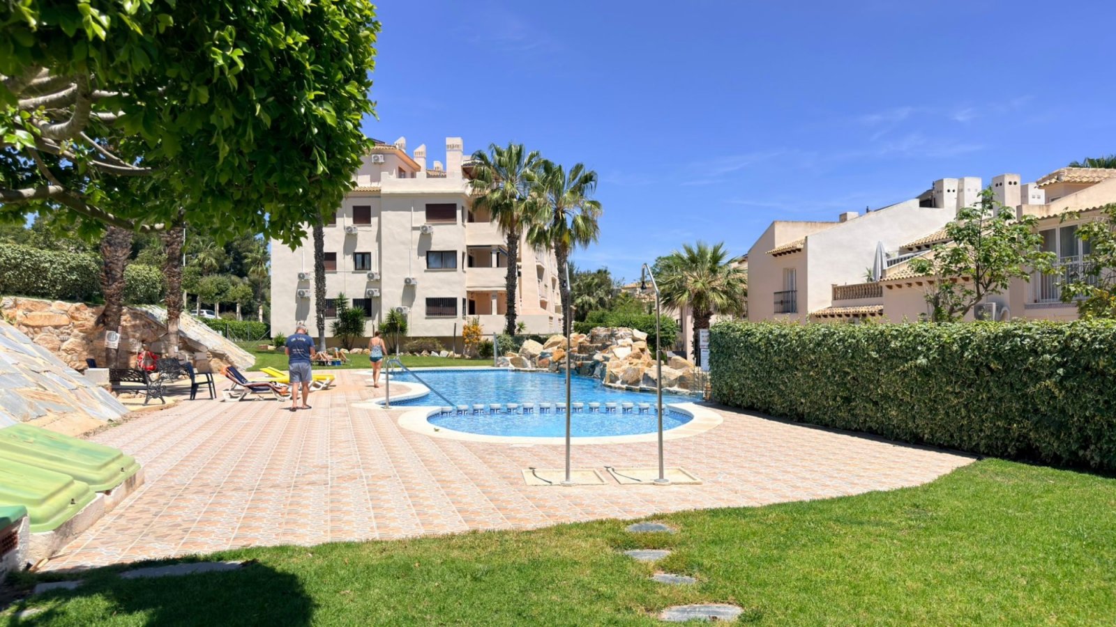 This stylish townhouse with 2 bedrooms and 3 bathrooms is located in the exclusive Las Ramblas golf resort, one of the most sought-after locations o