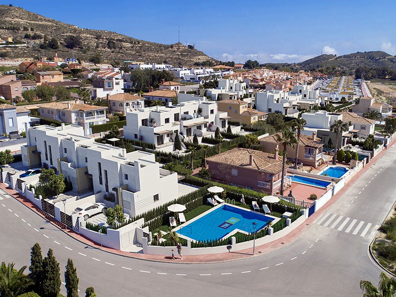 Busot:  Genießen Sie die Ruhe und den Komfort des Wohnens in einer privaten Urbanisation mit Gemeinschaftspool und Gärten, umgeben von Natur und nur 10 Minut 