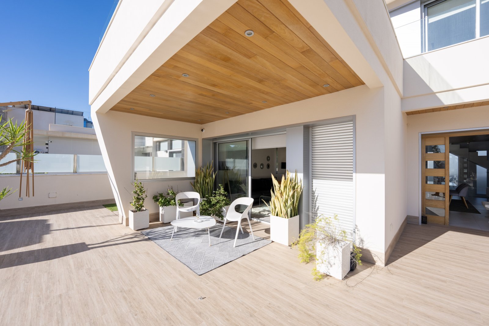   Discover this sumptuous contemporary villa, built in 2019, ideally located less than 200 meters from the sea in one of the most sought-after areas o