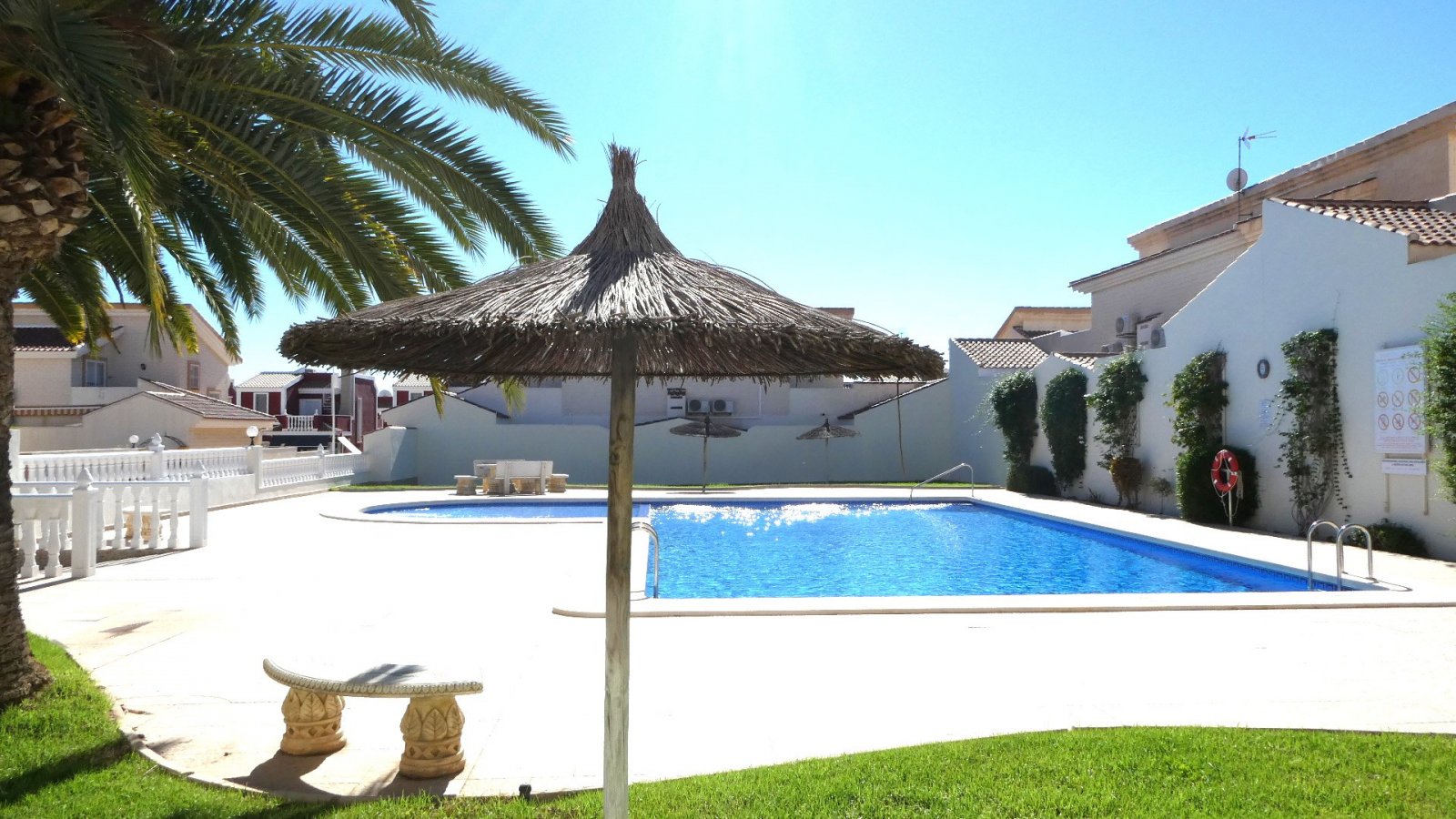  Entdecken Sie dieses wunderschön präsentierte, nach Süden ausgerichtete Anwesen in der begehrten Wohngegend Los Dolses in Orihuela Costa. Die perfekt