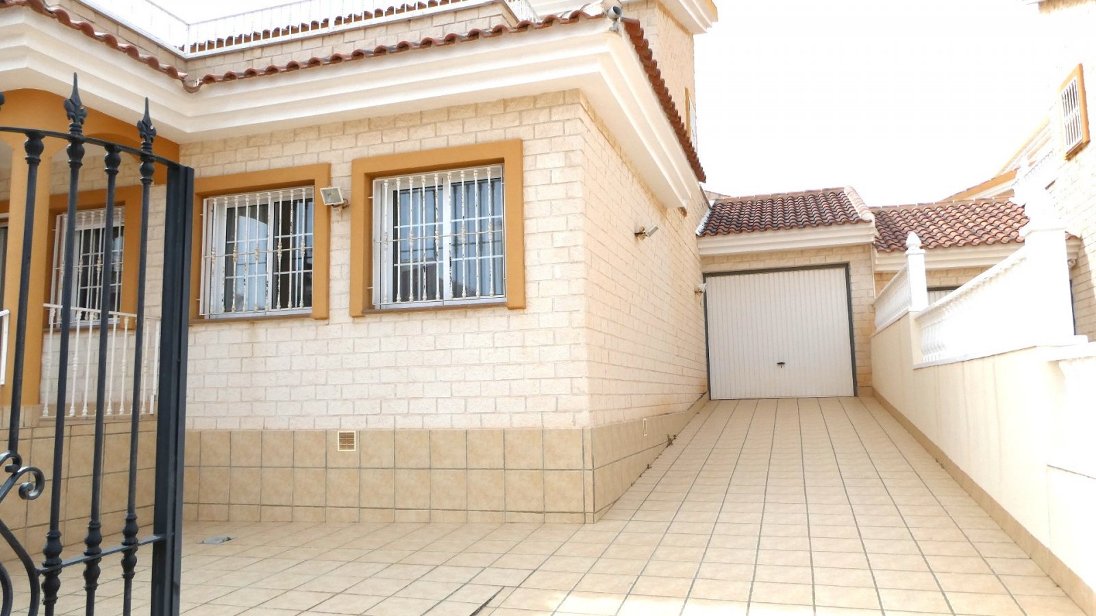  Entdecken Sie dieses wunderschön präsentierte, nach Süden ausgerichtete Anwesen in der begehrten Wohngegend Los Dolses in Orihuela Costa. Die perfekt