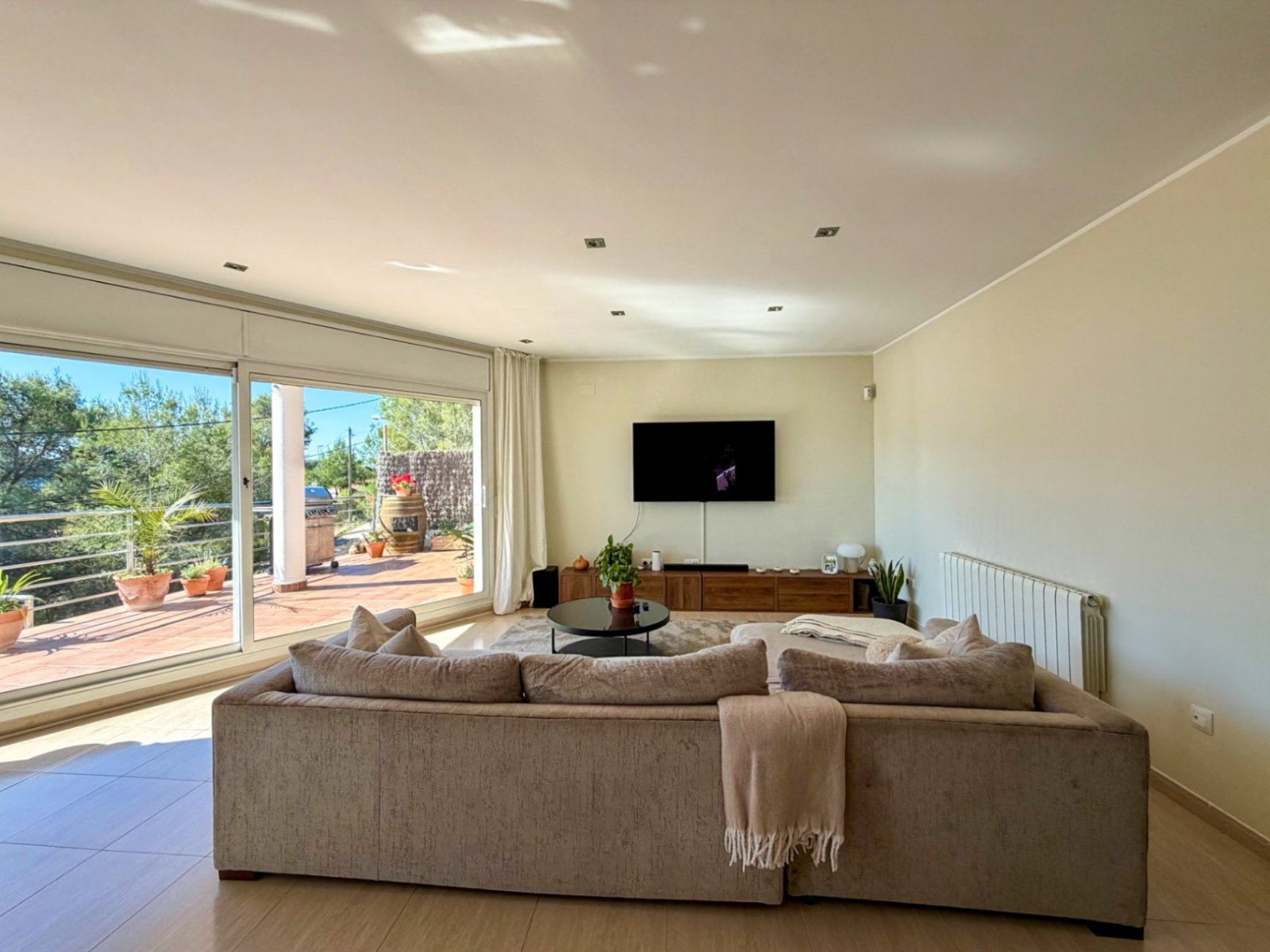 In der Wohngegend von Mas Mila in Olivella gelegen, verbindet dieses Zuhause reines nordisches Design mit dem entspannten mediterranen Lebensstil und