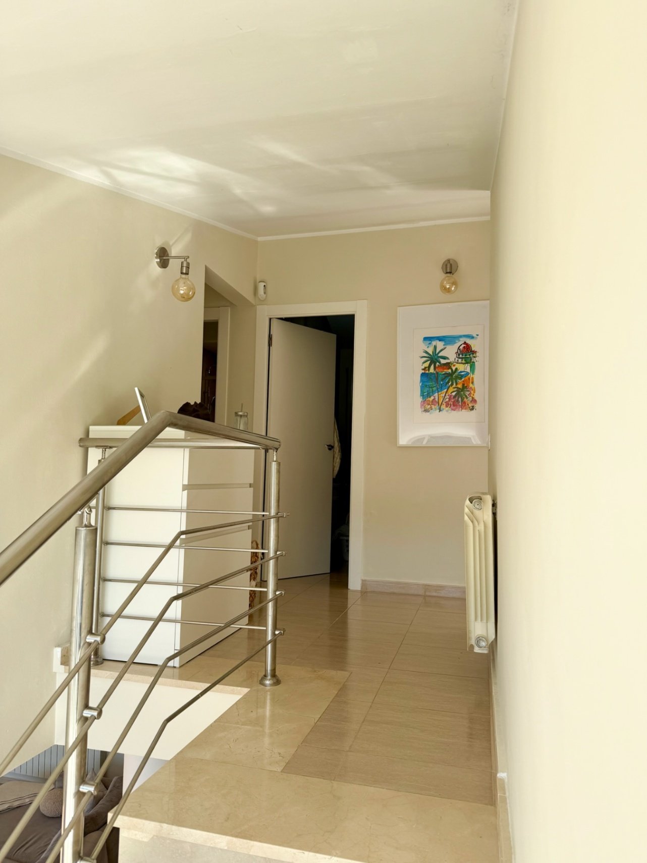 In der Wohngegend von Mas Mila in Olivella gelegen, verbindet dieses Zuhause reines nordisches Design mit dem entspannten mediterranen Lebensstil und